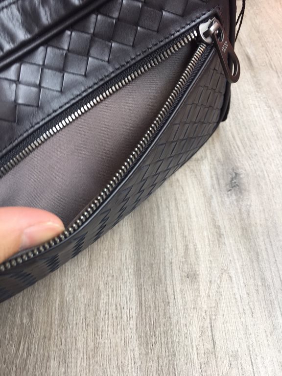 Messenger bags for men and women Made of Italian customized original fetal cowhide, pure hand-woven Leather fine   feel   low-profile Temperament has a personality High    Main side zipper compartment   Size 22.5126cm