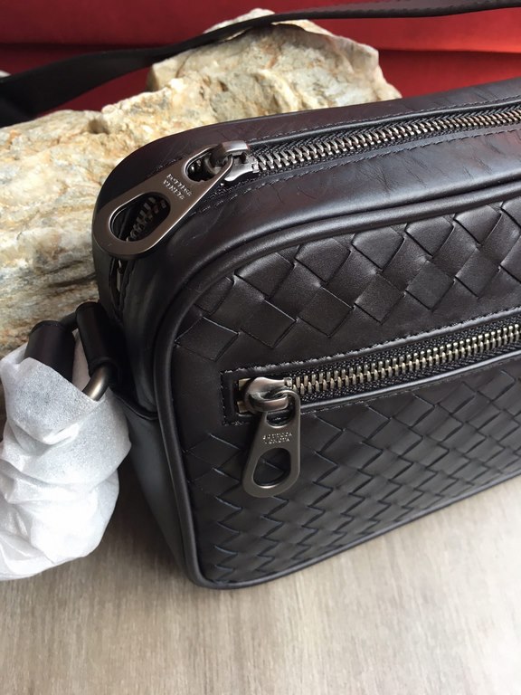 Messenger bags for men and women Made of Italian customized original fetal cowhide, pure hand-woven Leather fine   feel   low-profile Temperament has a personality High    Main side zipper compartment   Size 22.5126cm