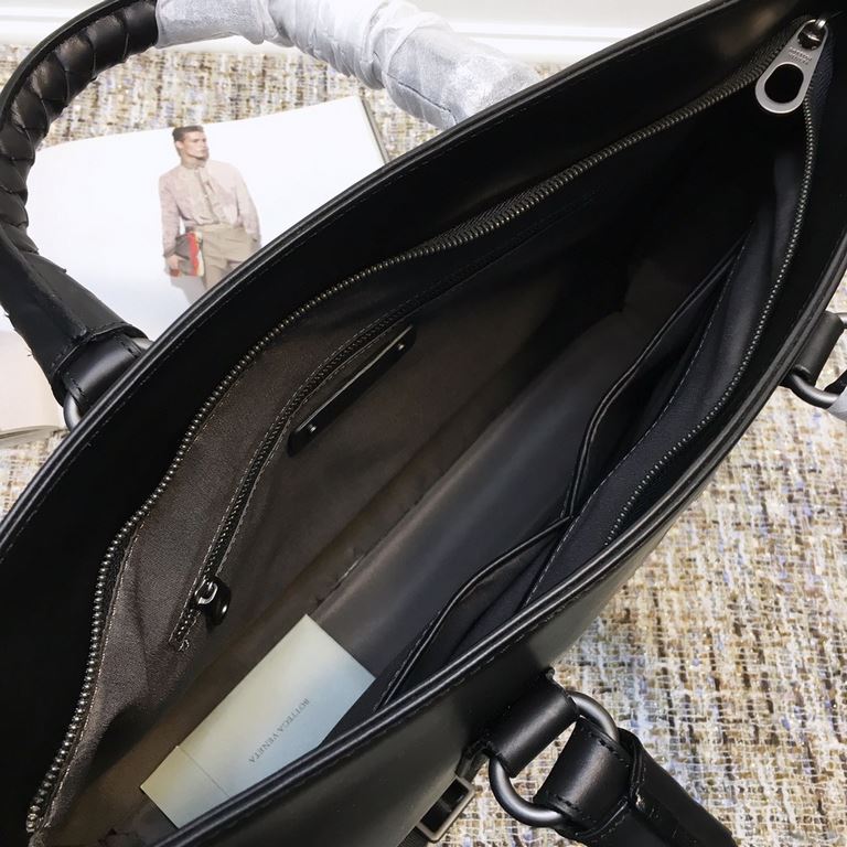 Briefcase Tire cowhide   Pure handmade seamless weaving Gunmetal color electrophoresis accessories    Strong business atmosphere Low-profile, the more the leather is used, the more oily and shiny Practical models. Black 