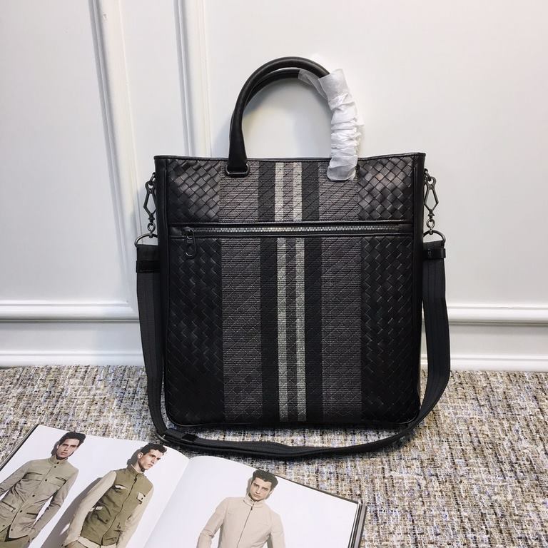 Embroidered briefcase Vertical stripes with woven details The zippered folder highlights practical features, featuring a cotton lined compartment, an inner pocket with zipper closure and a smartphone pocket, large capaci