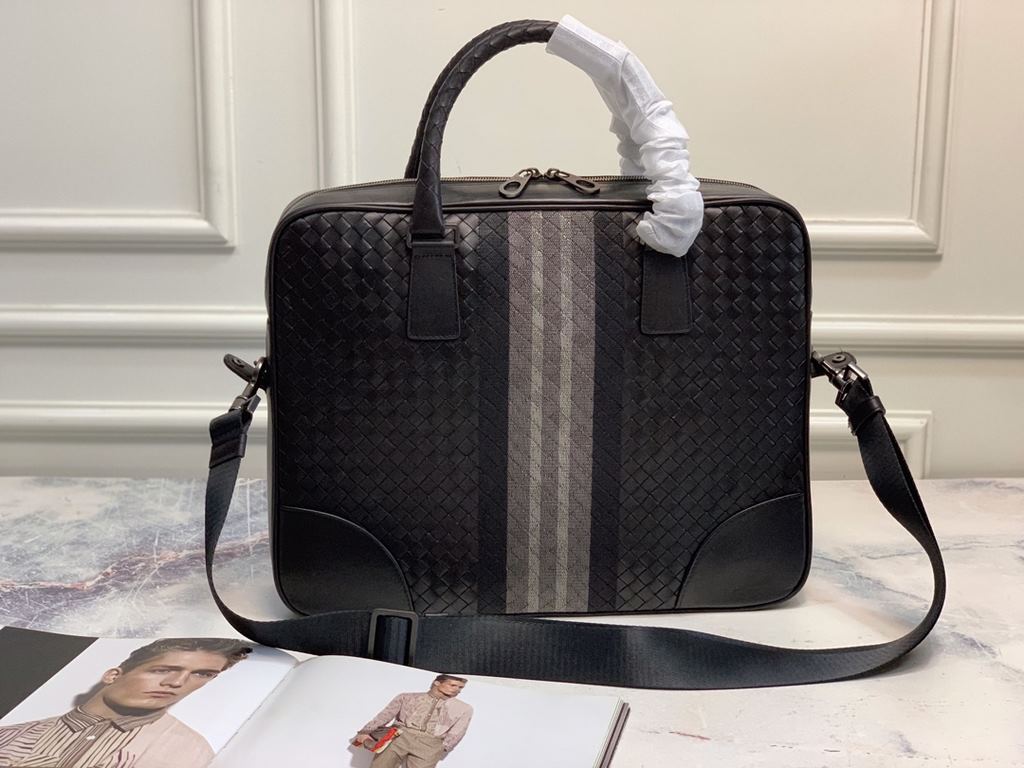 Woven Embroidered BriefcaseDecorated with a new stylish woven pattern, exquisitely mixing different embroideries with the brand's iconic Intrecciato woven pattern, crafted from imported fetal cowhide leather with an apri