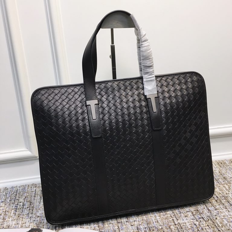 Briefcase ~ the use of Italian custom-made original cowhide, hand-woven Leather fine   feel   low-profile Temperament personality Men's top single product    middle zipper compartment   (no shoulder strap design)  size 4