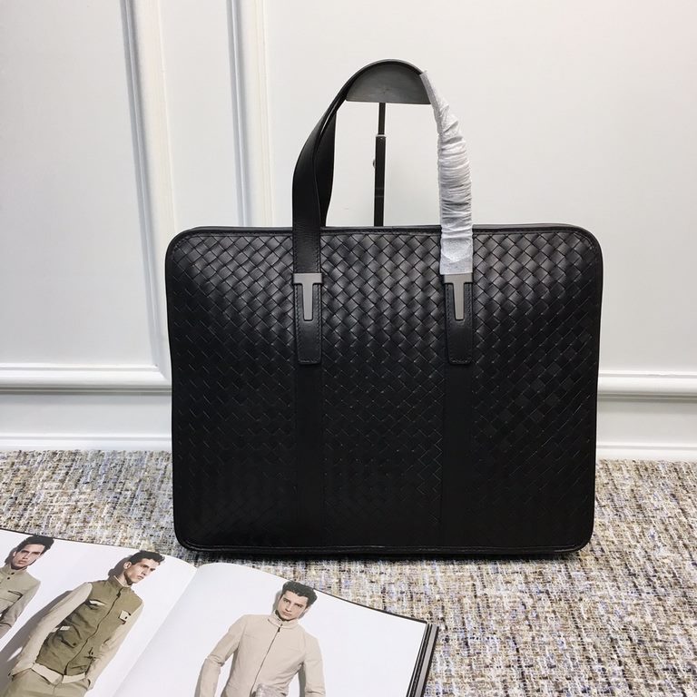 Briefcase ~ the use of Italian custom-made original cowhide, hand-woven Leather fine   feel   low-profile Temperament personality Men's top single product    middle zipper compartment   (no shoulder strap design)  size 4