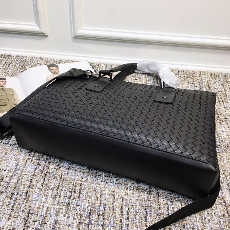 Briefcase top tire cowhide, luxury handmade seamless weaving, gunmetal electrophoresis accessories, dense and orderly, neat and uniform, the more the leather is used, the more oily   size 39  9  26cm