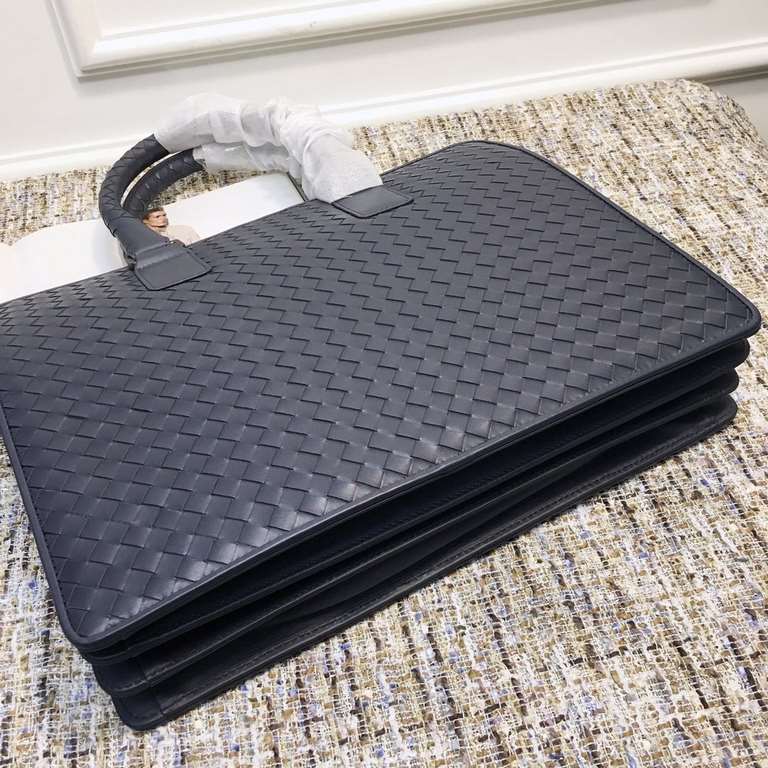 Briefcase, hand-woven from top quality fetal cowhide leather    essential items for career men   men's hand withdrawals   practical show enterprising  Size 386.530cm