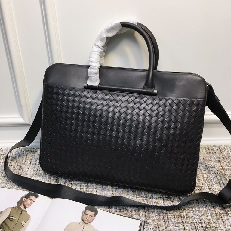 Briefcase computer bag, imported fetal cowhide, front and back panels and zipper pockets, classification management is convenient and practical   Size 40729cm