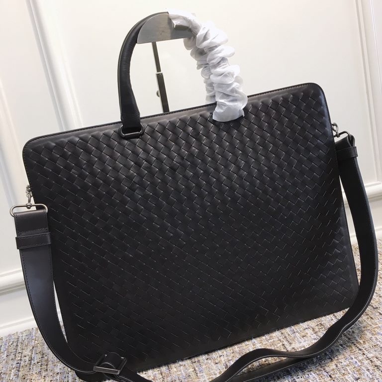 Thin section hard-ring briefcase Italian tire cowhide, hand-woven, low-key brand   Size 41.5432.5cm