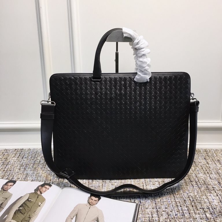 Thin section hard-ring briefcase Italian tire cowhide, hand-woven, low-key brand   Size 41.5432.5cm