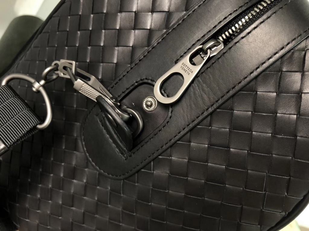 New men's bag, tire cowhide   linen   Luxury handmade seamless weaving Counter original gunmetal color accessories    Strong business breath Low-profile  Leather the more you use it, the more oily    Multi-compartment Ne