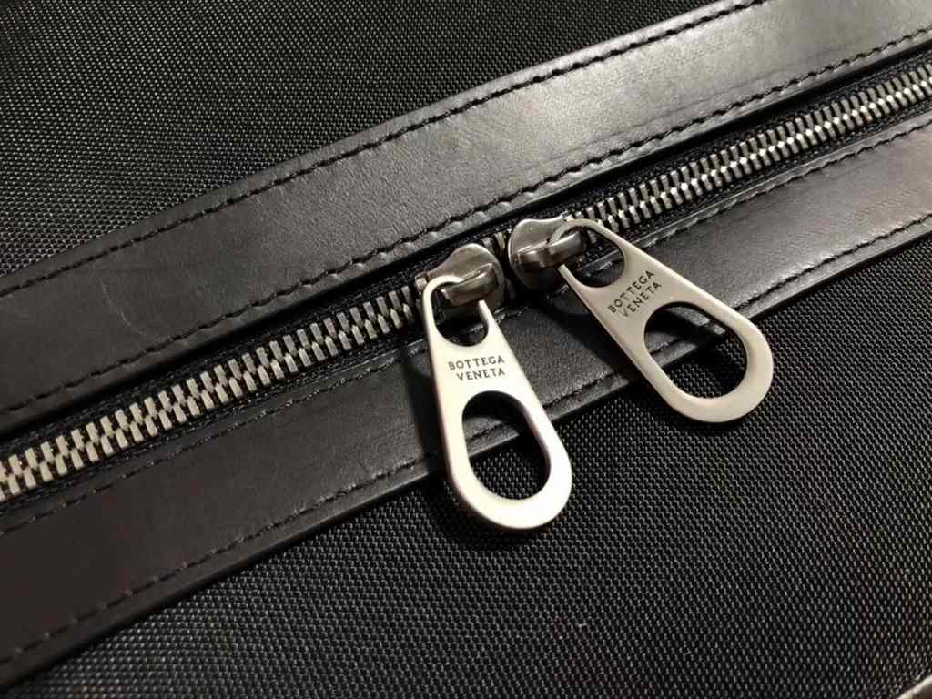 New men's bag, tire cowhide   linen   Luxury handmade seamless weaving Counter original gunmetal color accessories    Strong business breath Low-profile  Leather the more you use it, the more oily    Multi-compartment Ne