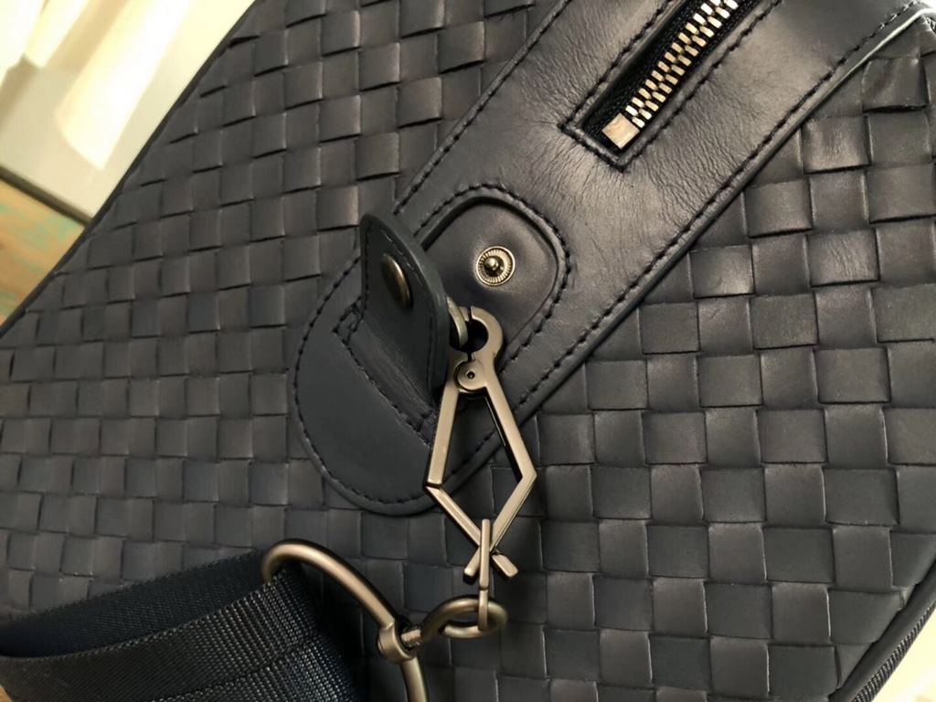 New men's bag, tire cowhide   linen   Luxury handmade seamless weaving Counter original gunmetal color accessories    Strong business breath Low-profile  Leather the more you use it, the more oily    Multi-compartment Ne