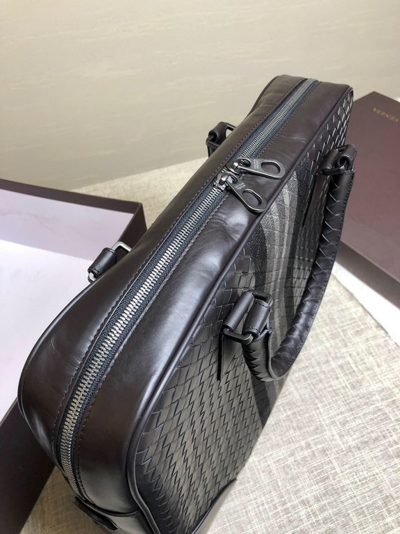 Briefcase Italian original customized fetal cowhide leather weaving   embroidery fabric   Luxury handmade seamless weaving Counter-original single gunmetal color accessories    Strong business breath Low-profile  Leather