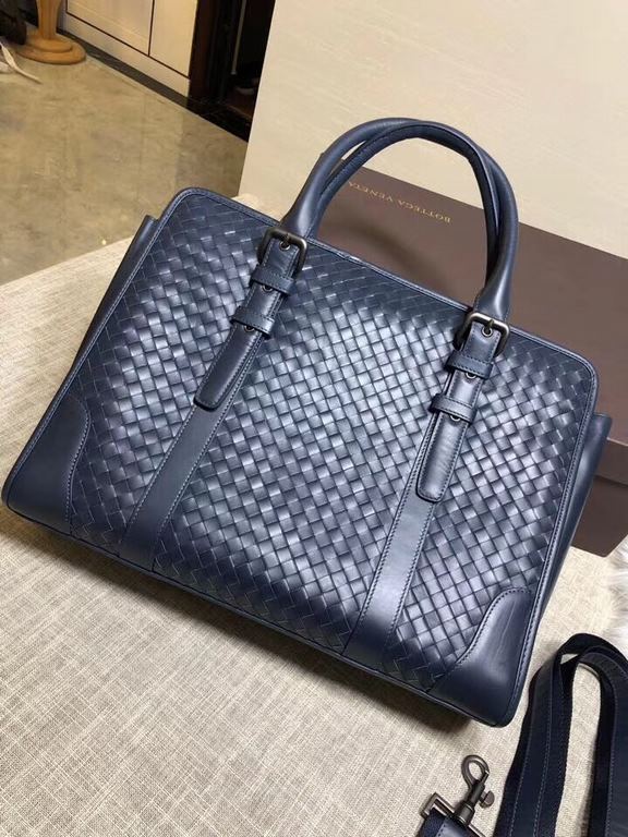 In the pursuit of fashion at the same time, must remember the quality, B @ bring you an unprecedented challenge, is a new full soul and personality, top original fetal cowhide men's explosive briefcase, deep blue fashion