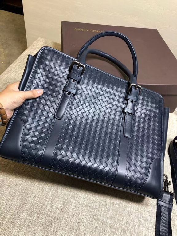 In the pursuit of fashion at the same time, must remember the quality, B @ bring you an unprecedented challenge, is a new full soul and personality, top original fetal cowhide men's explosive briefcase, deep blue fashion