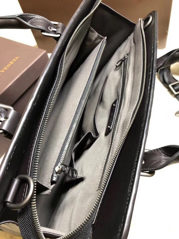 B@ bring you unprecedented challenges, is a new full soul and personality, top original fetal cowhide men's pop-up briefcase, black fashion elements, size 39308