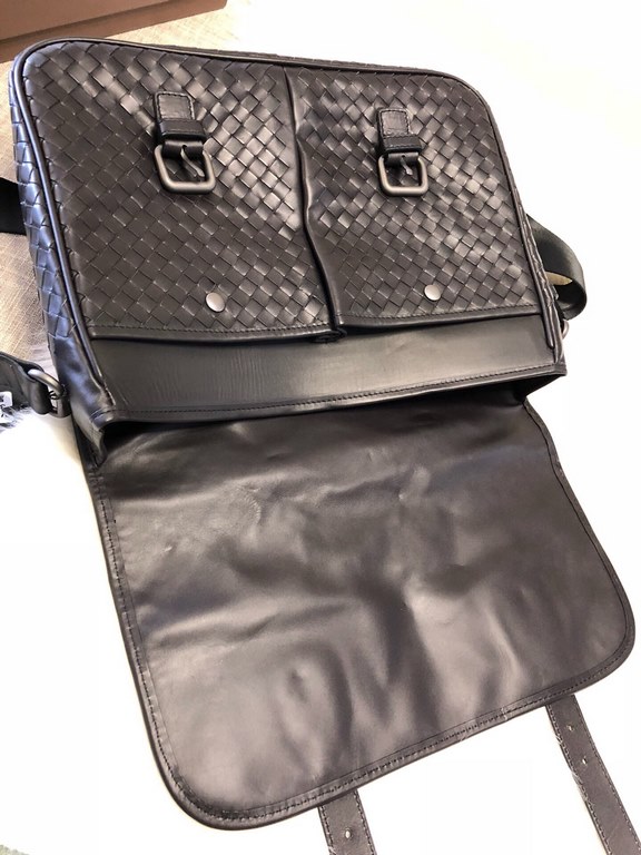 Made in Italy customized original fetal cowhide, pure hand-woven Leather fine   feel   low-profile temperament personality high men's top single    main side zipper compartment   large size 34  26  10cm