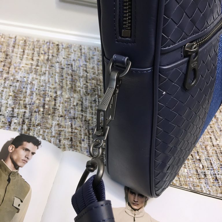 Woven Embroidered BriefcaseDecorated with a new fashionable woven pattern, exquisitely mixing different embroideries with the brand's iconic Intrecciato woven pattern, crafted in imported cowhide leather with two exterio