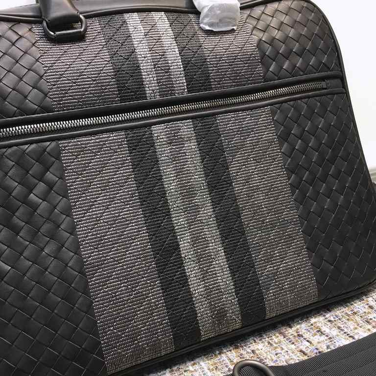 Woven Embroidered BriefcaseDecorated with a new stylish woven pattern that exquisitely mixes different embroideries with the brand's iconic Intrecciato woven pattern, crafted from imported fetal cowhide leather with two 