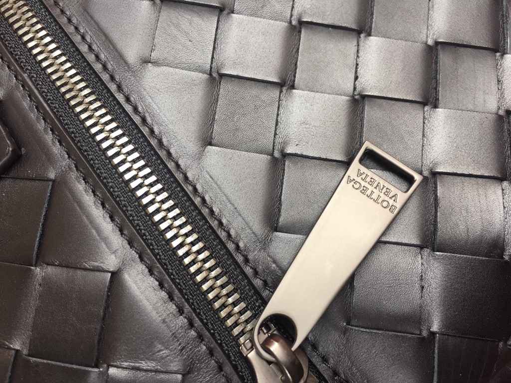 Italian original customized tire cowhide leather Pressing diamond stripes style   Luxury handmade seamless weaving Counter original single gunmetal color accessories    strong business atmosphere Low-profile   leather th