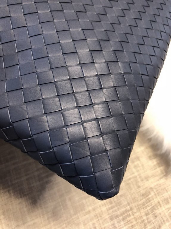 Tire cowhide   Luxury handmade seamless weaving Counter-original gunmetal color accessories    Strong business atmosphere Low-profile  leather the more you use it, the more oily    Multi-compartments Brand-new setup Smal