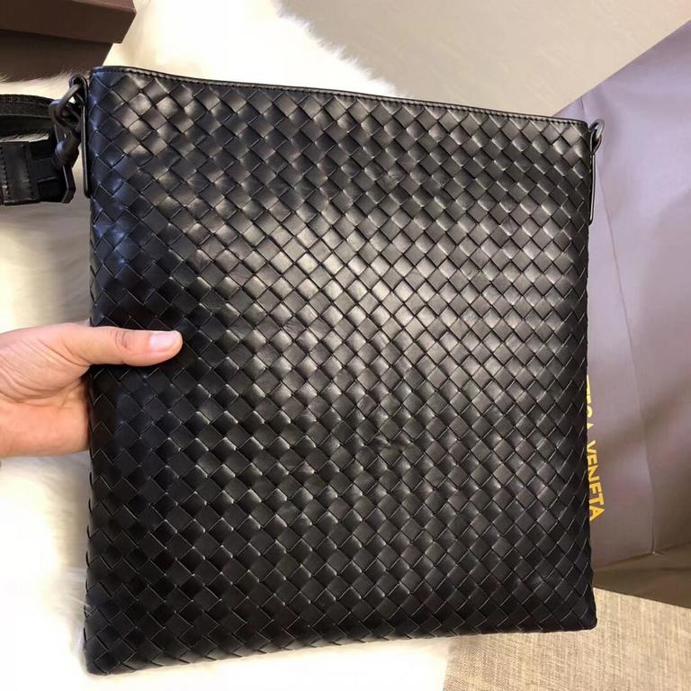 Tire cowhide, pure hand-woven Leather fine   hand feel   low-profile Have temperament Have personality High men's top single    main side zipper compartment   Size 3032.5cm