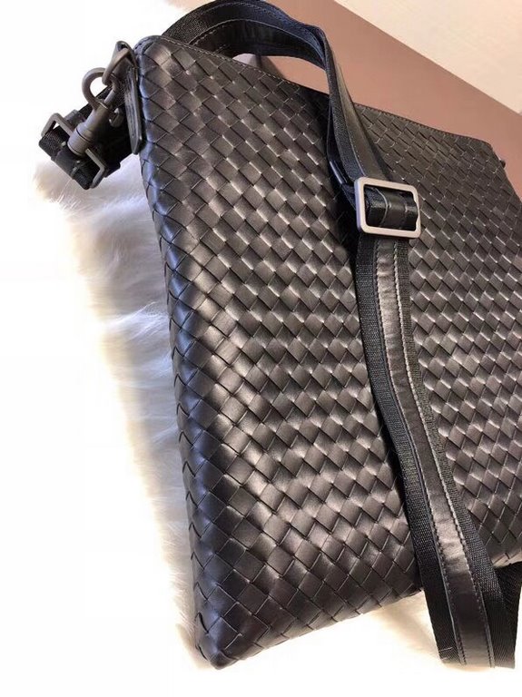 Tire cowhide, pure hand-woven Leather fine   hand feel   low-profile Have temperament Have personality High men's top single    main side zipper compartment   Size 3032.5cm