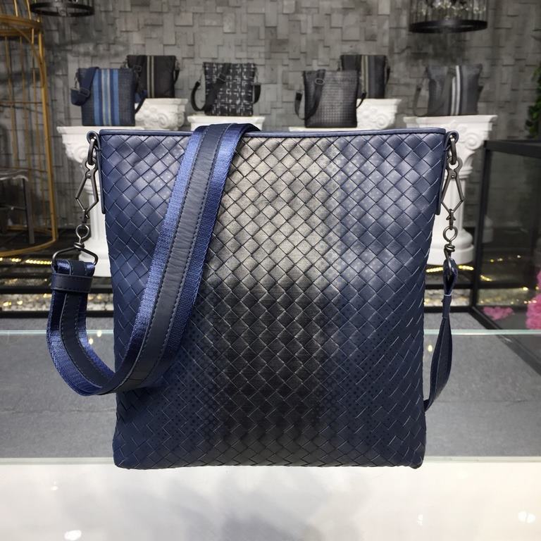 Men's Crossbody Messenger Bag  The bag type is so simple No LOGO秘秘,as well known to the world Upholding the tradition of handmade  Tire cowhide leather seamless weaving Gunmetal color electrophoresis fittings   ♂Low-prof