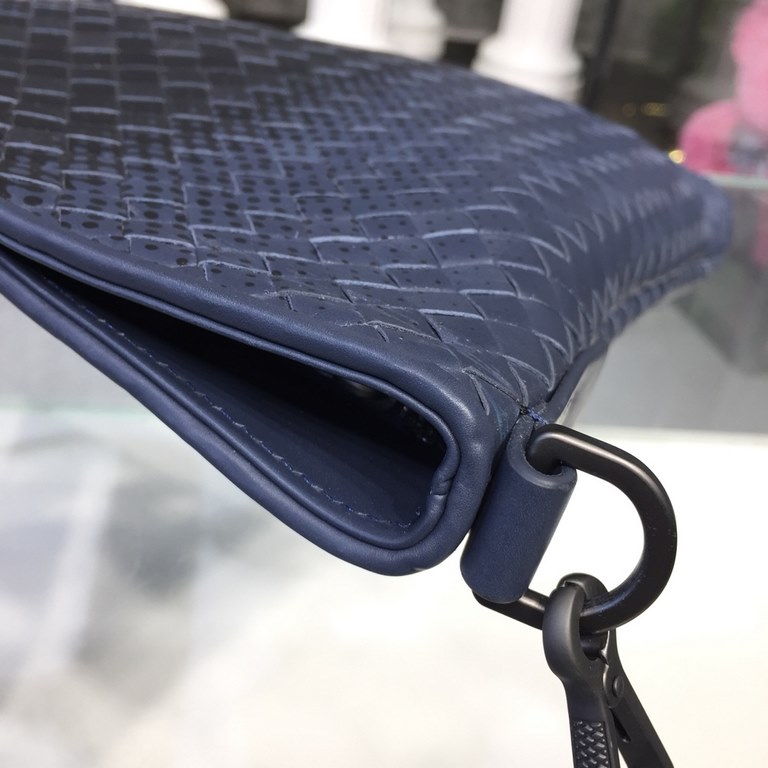 Men's Crossbody Messenger Bag  The bag type is so simple No LOGO秘秘,as well known to the world Upholding the tradition of handmade  Tire cowhide leather seamless weaving Gunmetal color electrophoresis fittings   ♂Low-prof