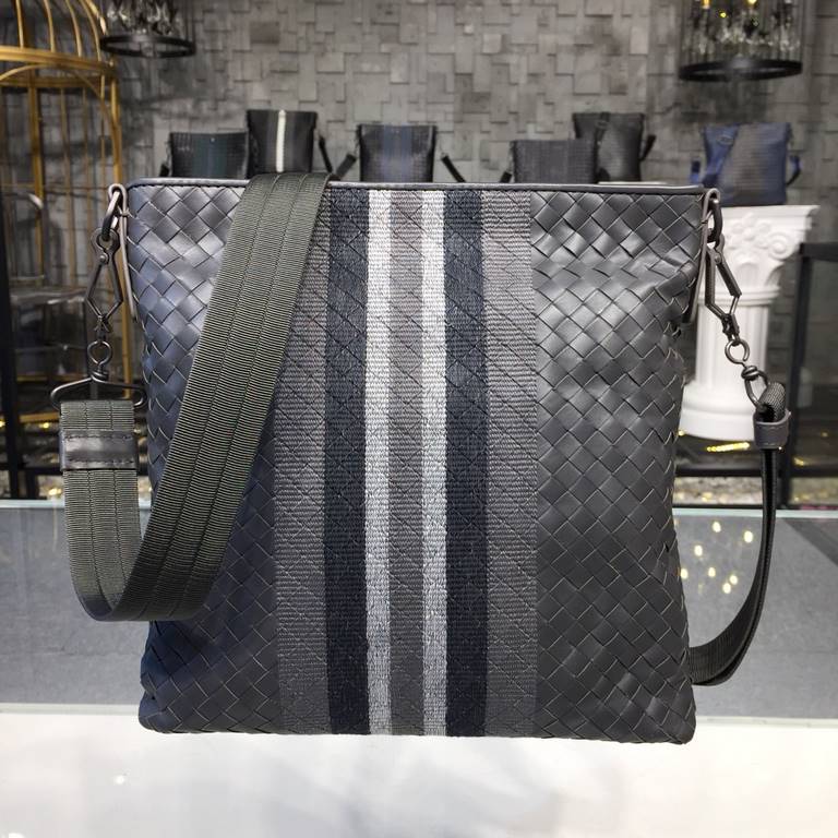 Men's Crossbody Messenger Bag  The bag type is so simple No LOGO秘秘,as well known to the world Upholding the tradition of handmade  Tire cowhide leather seamless weaving Gunmetal color electrophoresis fittings   ♂Low-prof