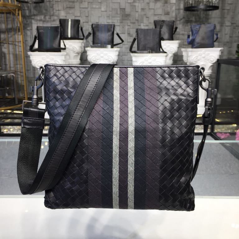 Men's Crossbody Messenger Bag  The bag type is so simple No LOGO秘秘,as well known to the world Upholding the tradition of handmade  Tire cowhide leather seamless weaving Gunmetal color electrophoresis fittings   ♂Low-prof