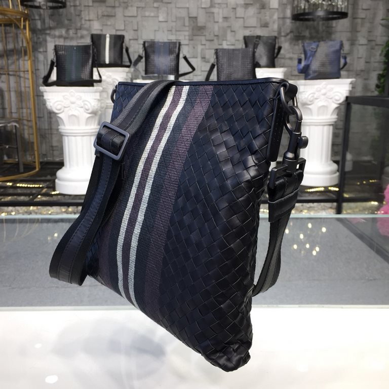 Men's Crossbody Messenger Bag  The bag type is so simple No LOGO秘秘,as well known to the world Upholding the tradition of handmade  Tire cowhide leather seamless weaving Gunmetal color electrophoresis fittings   ♂Low-prof