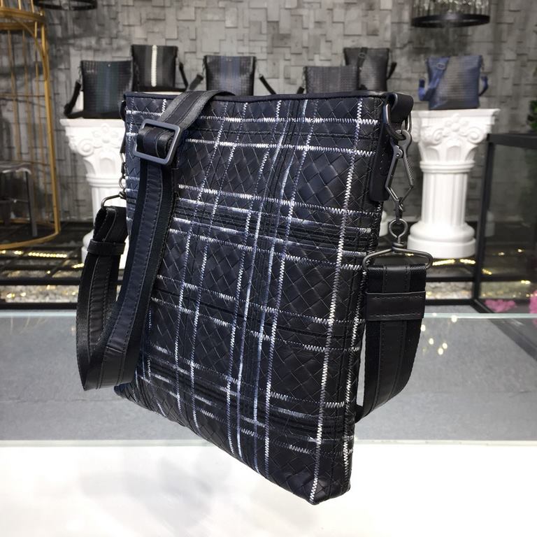 Men's Crossbody Messenger Bag  The bag type is so simple No LOGO秘秘,as well known to the world Upholding the tradition of handmade  Tire cowhide leather seamless weaving Gunmetal color electrophoresis fittings   ♂Low-prof