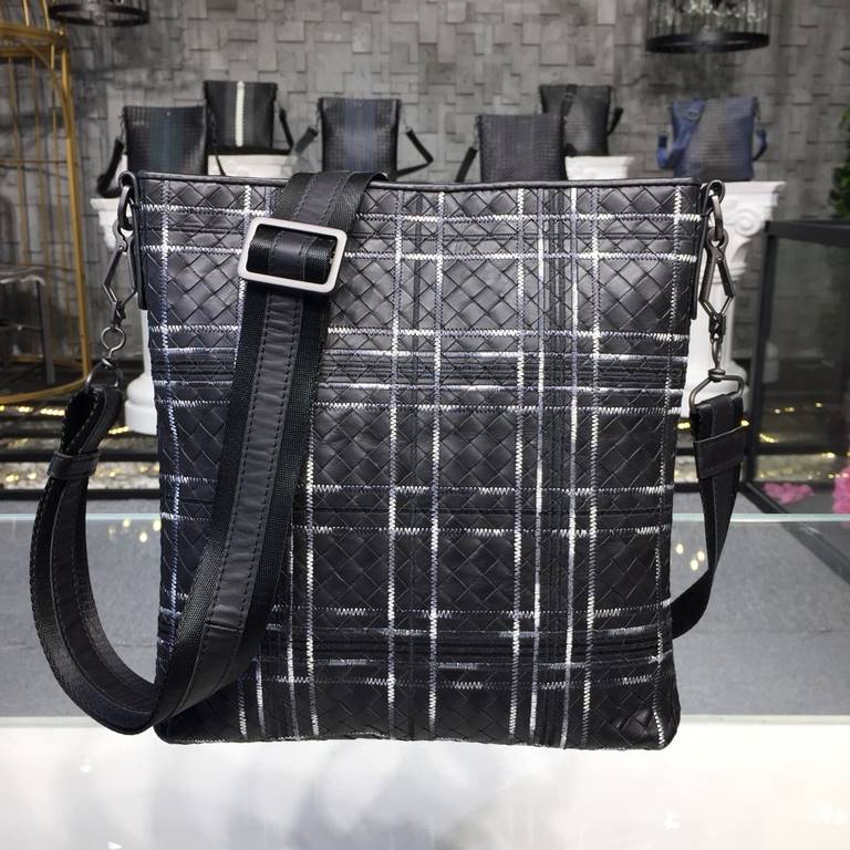 Men's Crossbody Messenger Bag  The bag type is so simple No LOGO秘秘,as well known to the world Upholding the tradition of handmade  Tire cowhide leather seamless weaving Gunmetal color electrophoresis fittings   ♂Low-prof