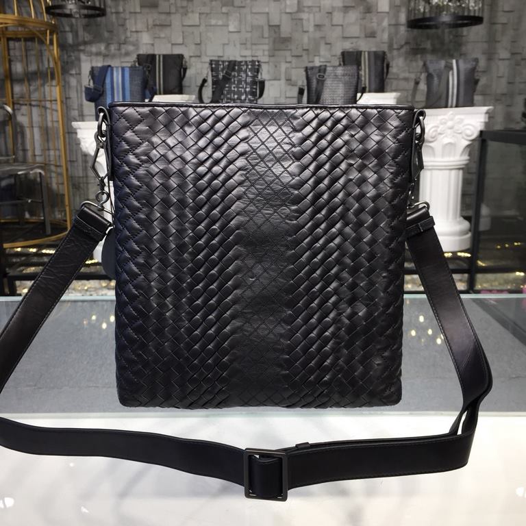 Men's Crossbody Messenger Bag  The bag type is so simple No LOGO秘秘,as well known to the world Upholding the tradition of handmade  Tire cowhide leather seamless weaving Gunmetal color electrophoresis fittings   ♂Low-prof