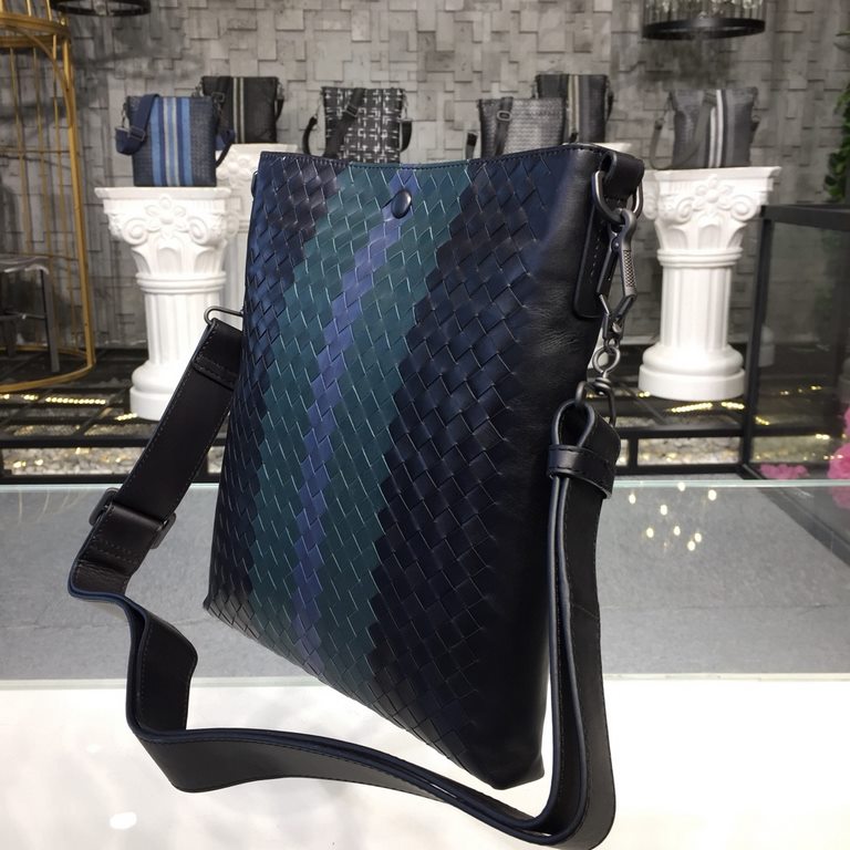 Men's Crossbody Messenger Bag  The bag type is so simple No LOGO秘秘,as well known to the world Upholding the tradition of handmade  Tire cowhide leather seamless weaving Gunmetal color electrophoresis fittings   ♂Low-prof