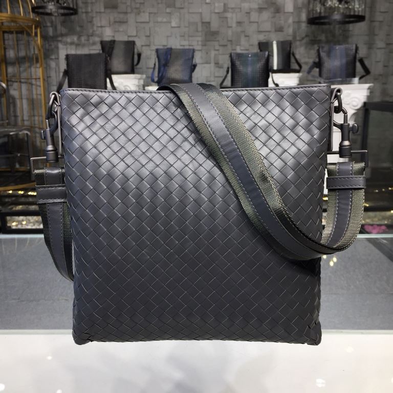 Men's Crossbody Messenger Bag  The bag type is so simple No LOGO秘秘,as well known to the world Upholding the tradition of handmade  Tire cowhide leather seamless weaving Gunmetal color electrophoresis fittings   ♂Low-prof