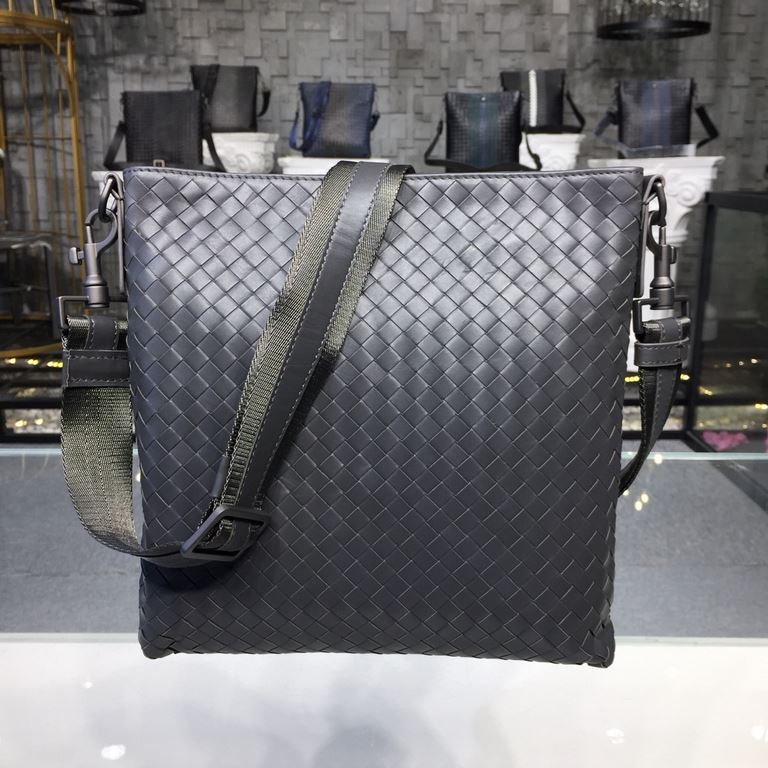 Men's Crossbody Messenger Bag  The bag type is so simple No LOGO秘秘,as well known to the world Upholding the tradition of handmade  Tire cowhide leather seamless weaving Gunmetal color electrophoresis fittings   ♂Low-prof