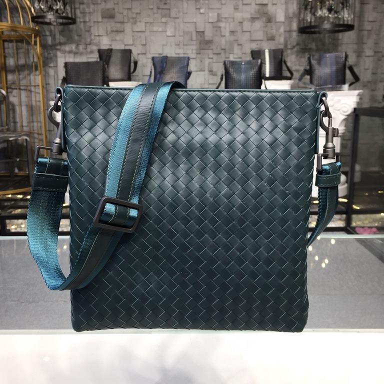 Men's Crossbody Messenger Bag  The bag type is so simple No LOGO秘秘,as well known to the world Upholding the tradition of handmade  Tire cowhide leather seamless weaving Gunmetal color electrophoresis fittings   ♂Low-prof