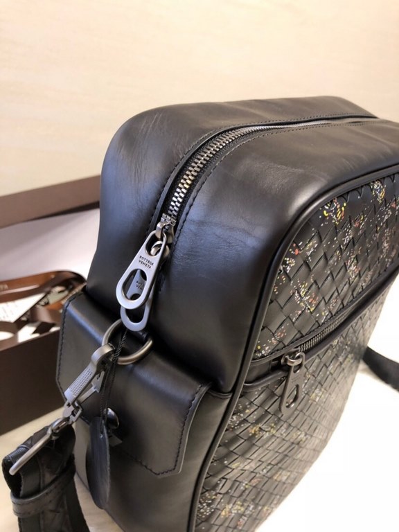 Customized fetal cowhide   Luxury handmade seamless weaving Counter original single gunmetal color accessories    Strong business atmosphere Low-profile  Leather the more you use it, the more oily it is    Multi-compartm