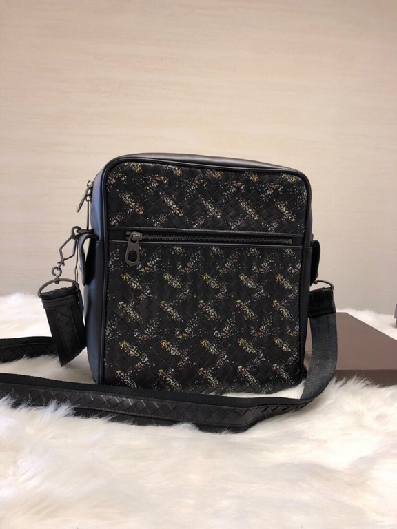 Customized fetal cowhide   Luxury handmade seamless weaving Counter original single gunmetal color accessories    Strong business atmosphere Low-profile  Leather the more you use it, the more oily it is    Multi-compartm