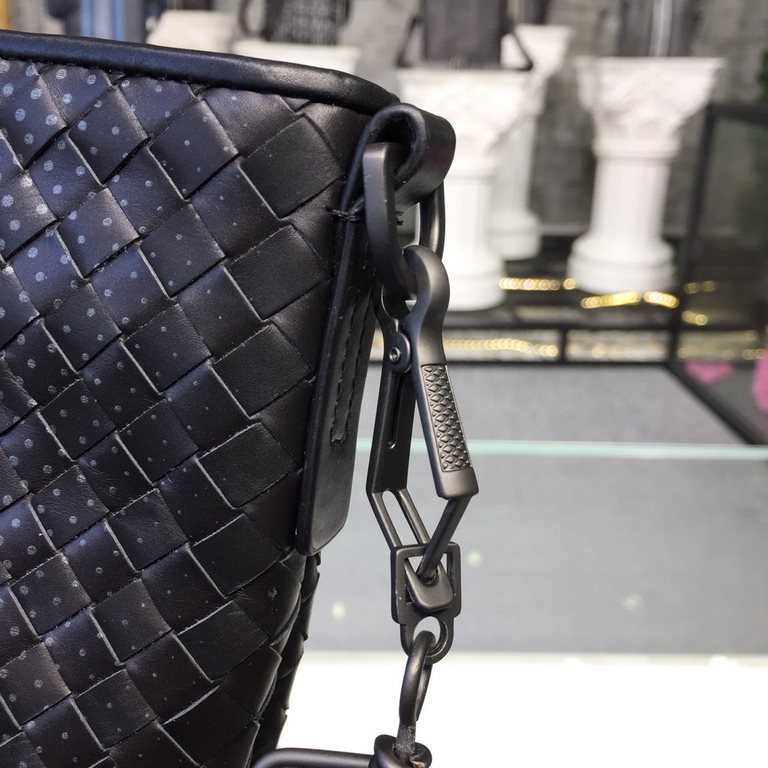 Men's Crossbody Messenger Bag  The bag type is so simple No LOGO秘秘,as well known to the world Upholding the tradition of handmade  Tire cowhide leather seamless weaving Gunmetal color electrophoresis fittings   ♂Low-prof