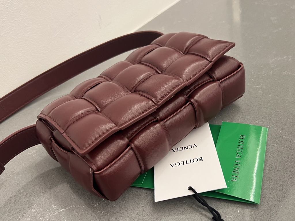 Bv 2022 FallWinter New Cassette Medium Pillow Bag 717506 The classic woven craftsmanship and chubby padded design of the pillow bag has developed into a family series and has become the ace of the new Bottega bags   Fash