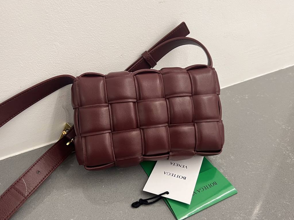 Bv 2022 FallWinter New Cassette Medium Pillow Bag 717506 The classic woven craftsmanship and chubby padded design of the pillow bag has developed into a family series and has become the ace of the new Bottega bags   Fash