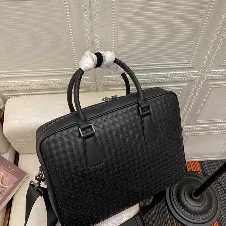 ￥Bv Men's Bags Briefcases Men's Handbags Because every cell in their body is full of youthful vitality, what they are pursuing is the quality of life, a mature state of mind, Imported waxed cowhide woven briefcases, silv