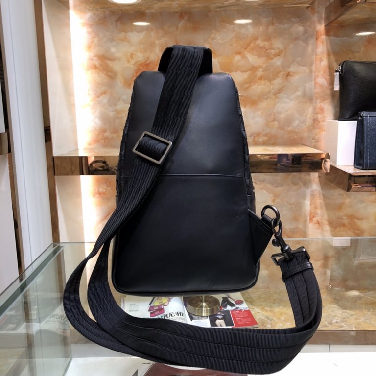 Bv men's bags chest bag, tends to be simple mainly Leather is destined to become the focus  to details embellished with styling interpretation of men's fashion business style    imported waxed cowhide calm and low-profil