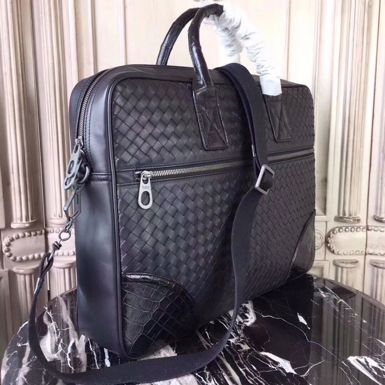 Men's top customized briefcase  No logo as well known to the world Adhering to the tradition of handmade  Tire cowhide seamless weaving Involved in the Nile crocodile skin elements Gunmetal color electrophoresis accessor