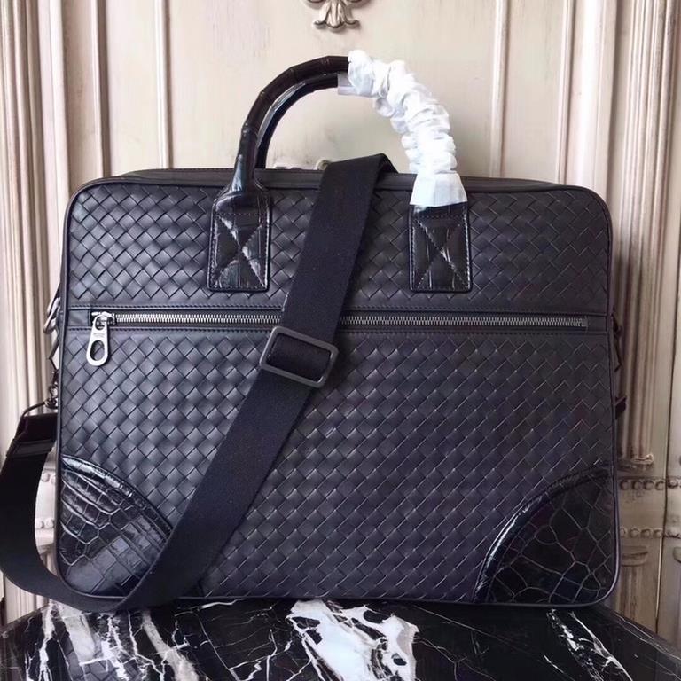 Men's top customized briefcase  No logo as well known to the world Adhering to the tradition of handmade  Tire cowhide seamless weaving Involved in the Nile crocodile skin elements Gunmetal color electrophoresis accessor