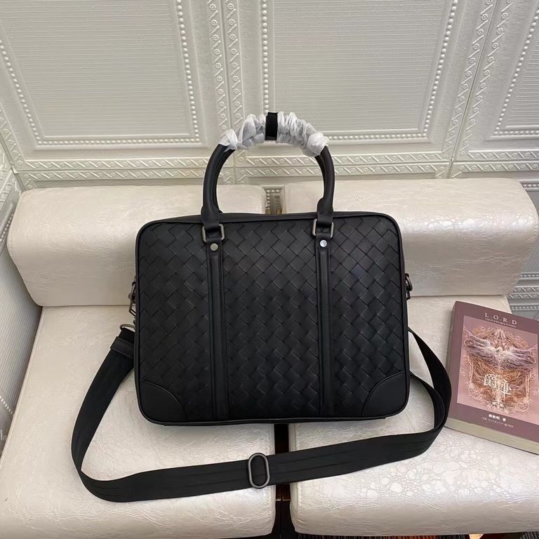 ￥Bv Men's Bags Briefcases Men's Handbags Because every cell in their body is full of youthful vitality, the quality of life pursued is the quality of life, a mature state of mind, imported waxed cowhide wide stripes wove