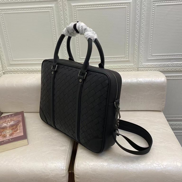 ￥Bv Men's Bags Briefcases Men's Handbags Because every cell in their body is full of youthful vitality, the quality of life pursued is the quality of life, a mature state of mind, imported waxed cowhide wide stripes wove