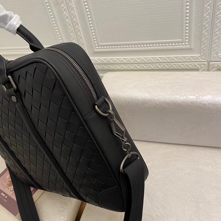 ￥Bv Men's Bags Briefcases Men's Handbags Because every cell in their body is full of youthful vitality, the quality of life pursued is the quality of life, a mature state of mind, imported waxed cowhide wide stripes wove